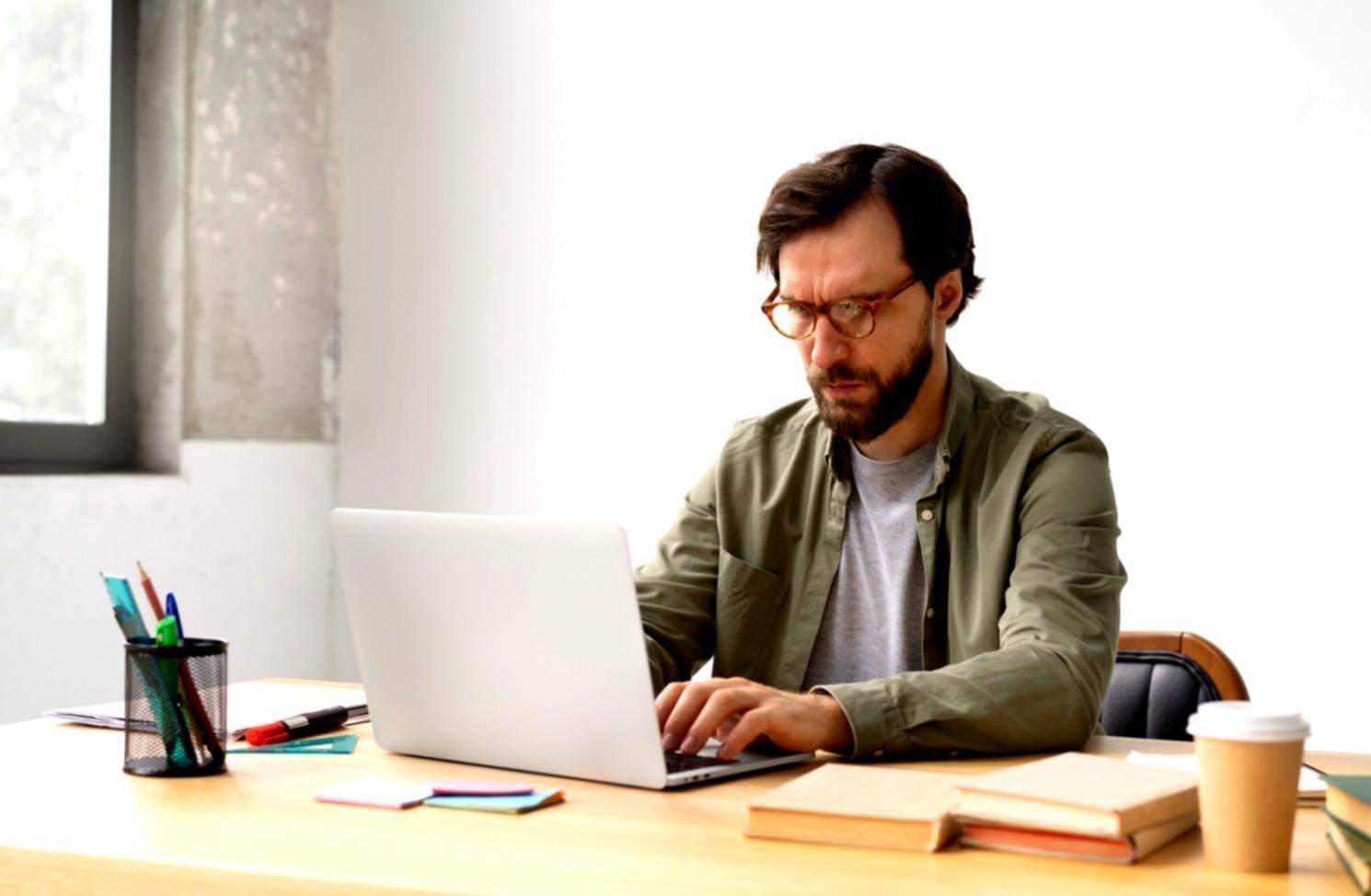 Centro estetico moderno con postazioni nail art professionali