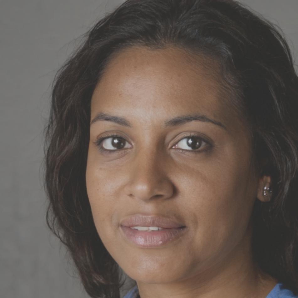 Proprietaria di nail salon che utilizza il software di gestione