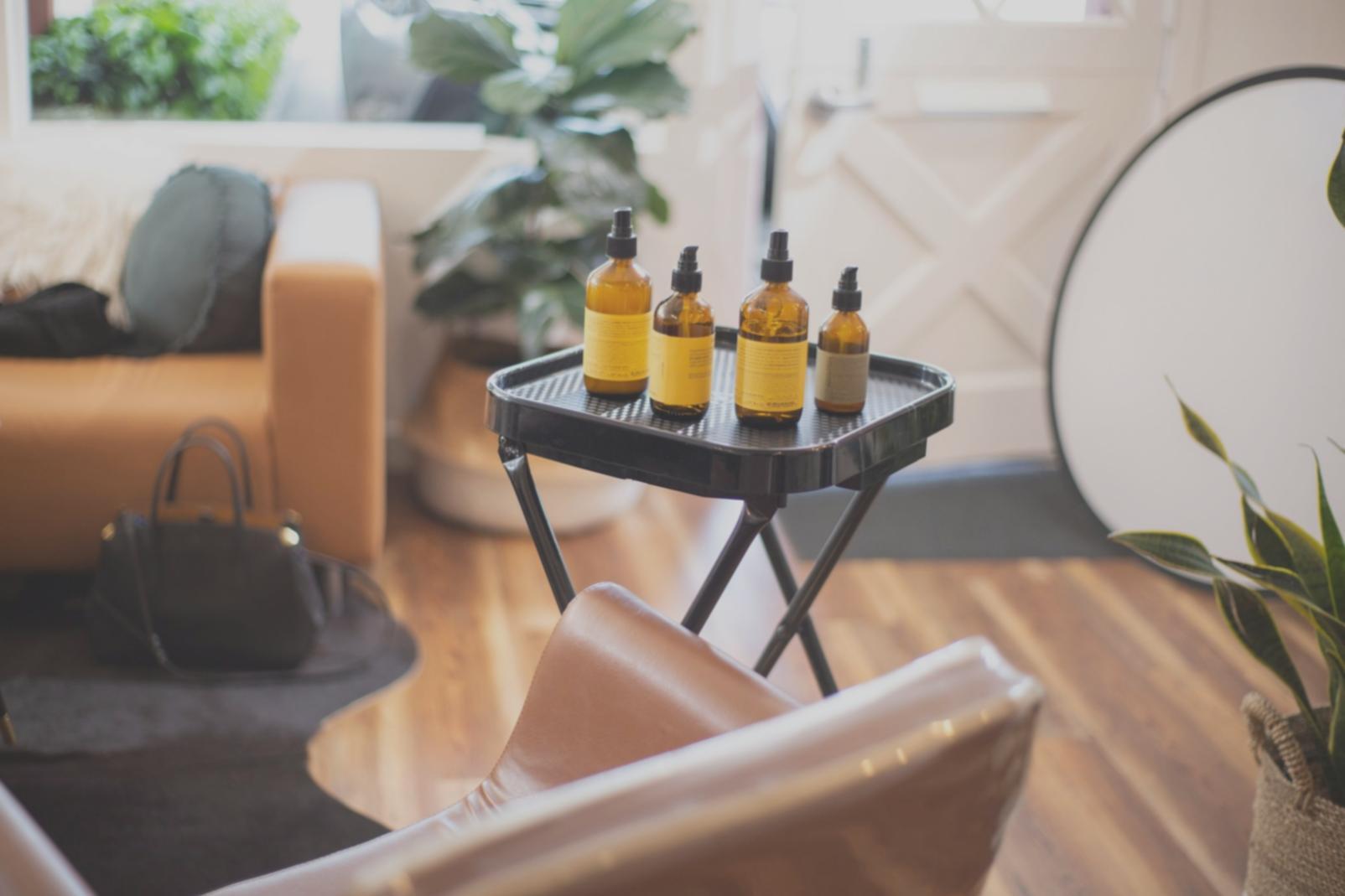 Ambiente professionale per la gestione di nail salon con tecnologie avanzate