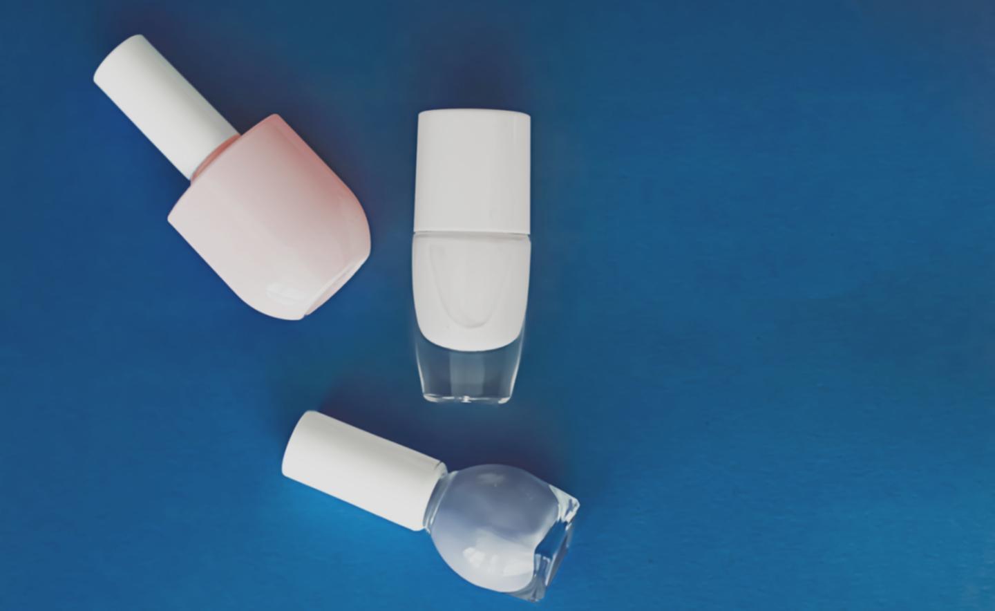 Ambiente di lavoro nail salon con strumenti professionali